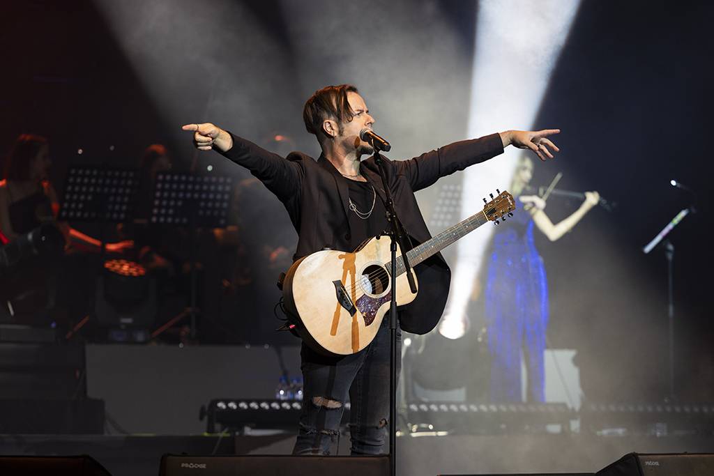 Emre Aydın Yağmura Altında Dört Bin Kişiye Konser Verdi